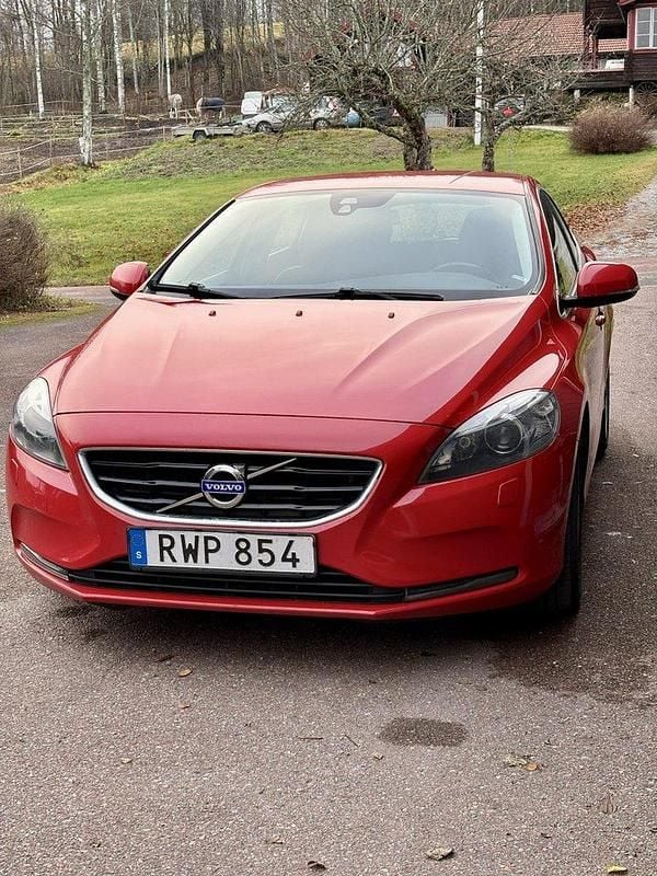Röd Begagnad 2015 Volvo V40 Momentum Halvkombi | 75 000 kr (Superpris) - Bild 1/4