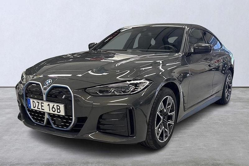 Grå Begagnad 2022 BMW i4 M Sport Sedan | 459 900 kr (Marknadspris) - Bild 1/4