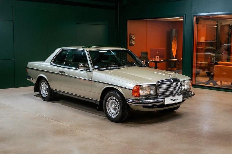 Ljusgrön Begagnad 1983 Mercedes 230 Sportkupé | 299 900 kr - Bild 1/4