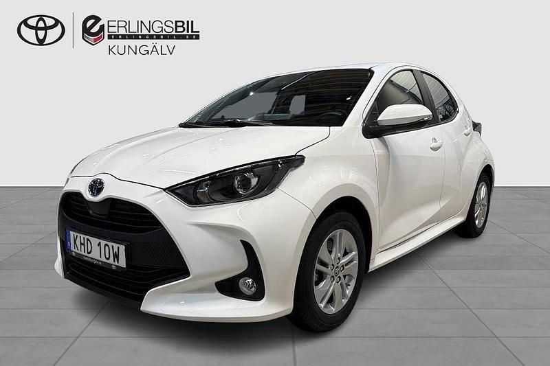 Vit Begagnad 2023 Toyota Yaris Hybrid Active Halvkombi | 229 900 kr (Marknadspris) - Bild 1/4