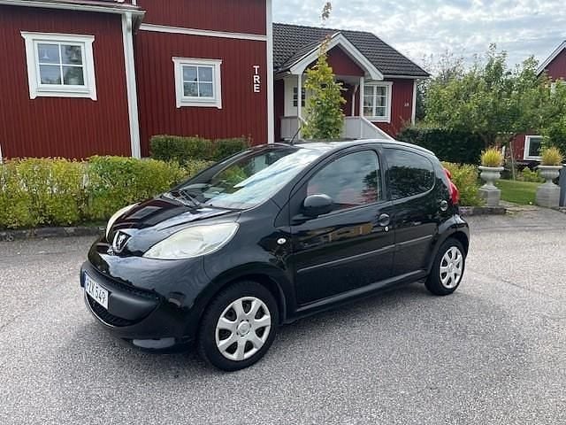 Svart Begagnad 2008 Peugeot 107 Halvkombi | 26 000 kr (Marknadspris) - Bild 1/4