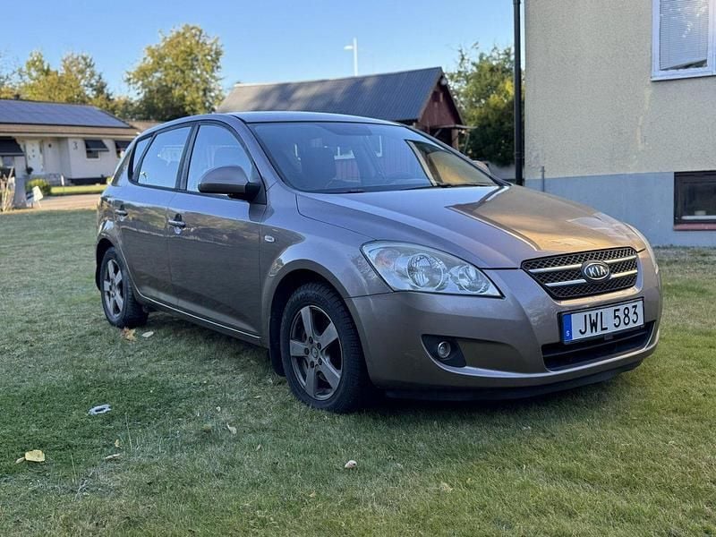 Grå Begagnad 2009 Kia Ceed 4 Halvkombi | 22 900 kr (Bra pris) - Bild 1/4