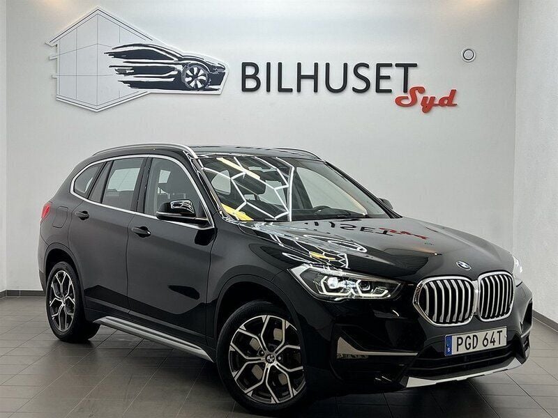 Svart Begagnad 2020 BMW X1 xLine SUV | 268 500 kr (Marknadspris) - Bild 1/4