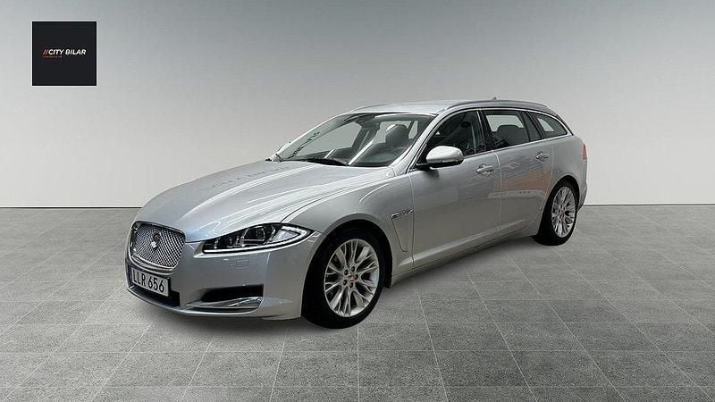 Grå Begagnad 2014 Jaguar XF Sportbrake Kombi | 99 900 kr - Bild 1/4