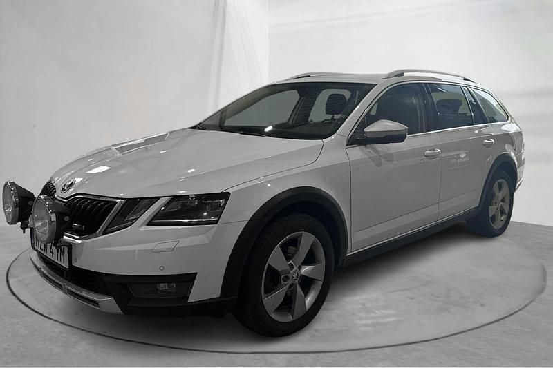 Vit Begagnad 2019 Skoda Octavia Scout Kombi | 200 000 kr (Dyr) - Bild 1/4