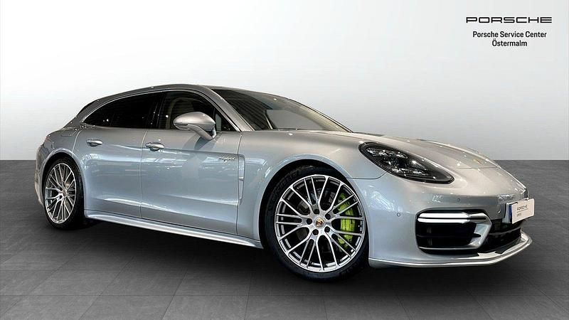 Silver (dolomite silver metallic) Begagnad 2021 Porsche Panamera 4 Sport Turismo Sedan | 795 000 kr (Marknadspris) - Bild 1/4