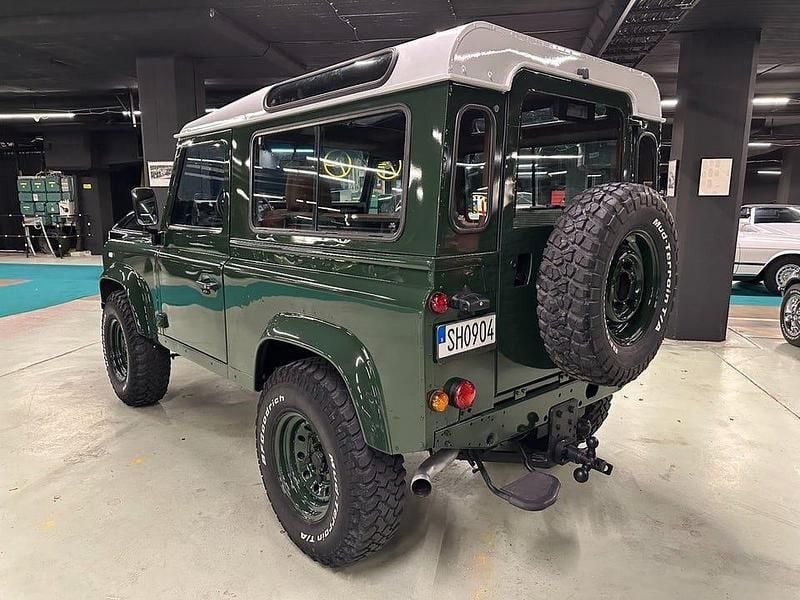 Begagnad Land Rover Defender 122 HK (89 kW) 2001 Grön Kombi
