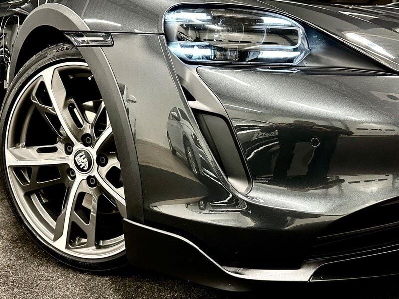 Begagnad Porsche Taycan 350 kW (476 HK) 2021 Mörkgrå Sedan