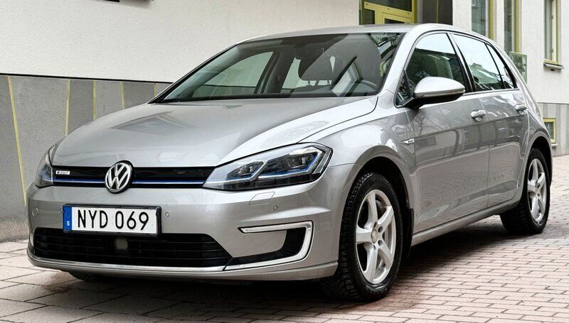 Ljusbrun Begagnad 2018 VW e-Golf Halvkombi | 149 900 kr (Marknadspris) - Bild 1/4