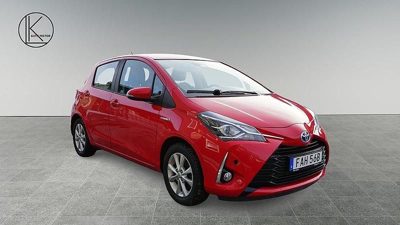 Begagnad Toyota Yaris Hybrid Active 101 HK (74 kW) 2019 Röd Halvkombi