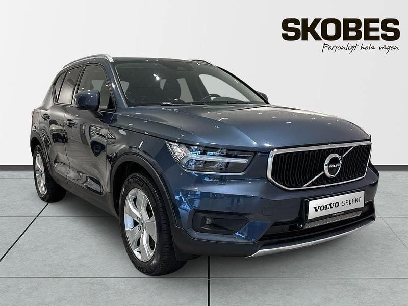 Mörkblå (blå) Begagnad 2021 Volvo XC40 Momentum SUV | 319 900 kr (Lite dyr) - Bild 1/3