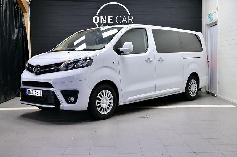 Vit Begagnad 2023 Toyota Proace Verso Kombi | 409 800 kr (Marknadspris) - Bild 1/4