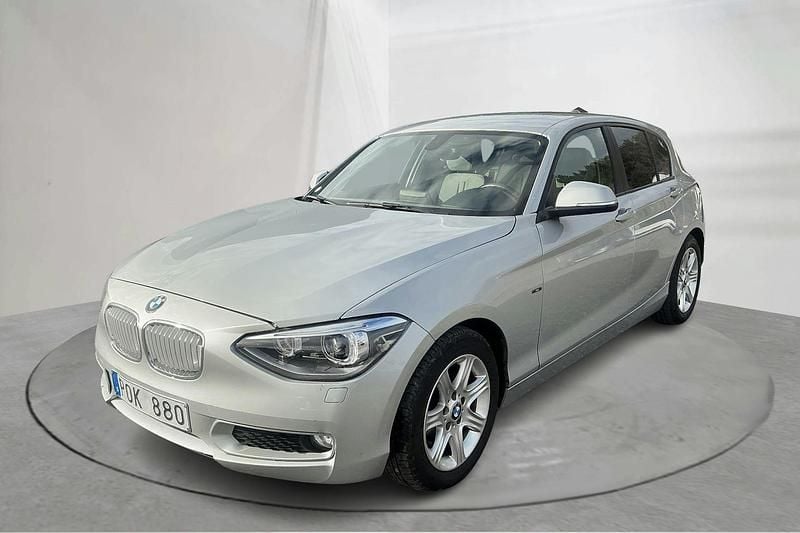Silver Begagnad 2013 BMW 118 Urban Line Halvkombi | 114 800 kr (Bra pris) - Bild 1/4