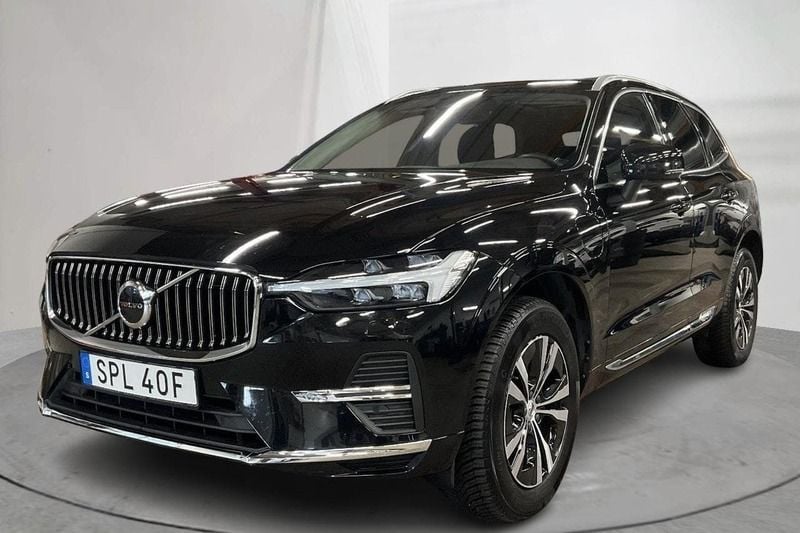 Svart Begagnad 2023 Volvo XC60 Core SUV | 482 300 kr (Marknadspris) - Bild 1/4