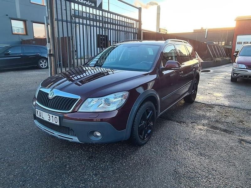Mörkröd Begagnad 2009 Skoda Octavia Scout Kombi | 69 900 kr (Lite dyr) - Bild 1/4