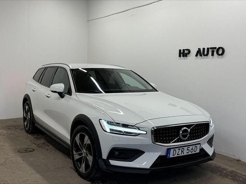 Vit Begagnad 2020 Volvo V60 CC Momentum Kombi | 278 900 kr (Marknadspris) - Bild 1/4