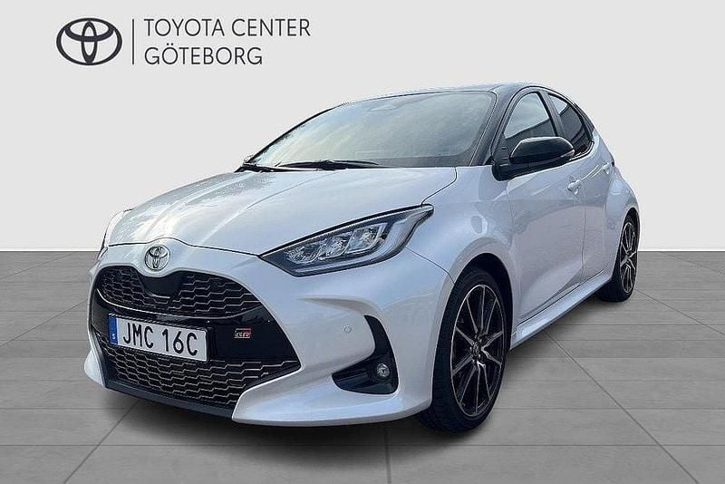 Vit Ny 2025 Toyota Yaris Hybrid Sport Halvkombi | 329 900 kr (Dyr) - Bild 1/4