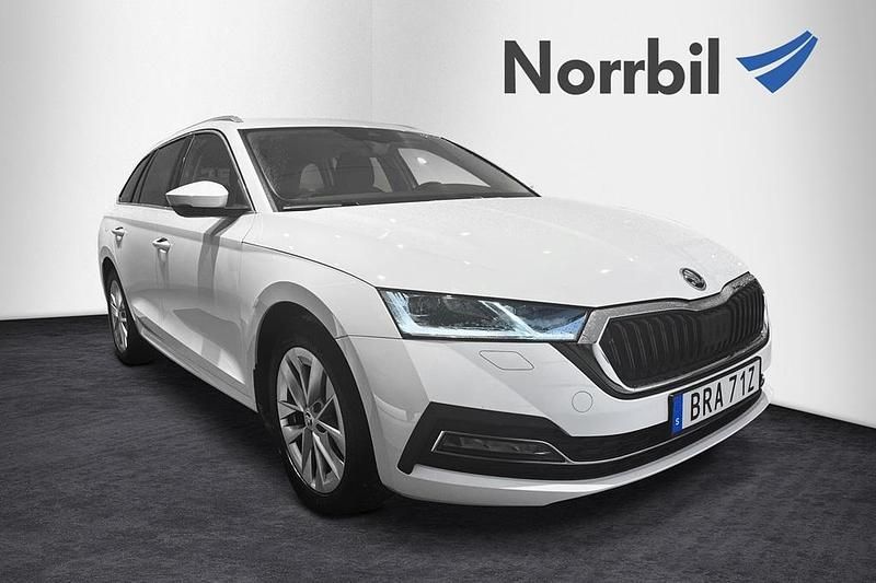Vit Begagnad 2024 Skoda Octavia Kombi | 304 500 kr (Marknadspris) - Bild 1/4