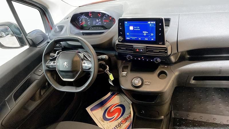 Begagnad Peugeot Partner 131 HK (96 kW) 2020 Röd Minibuss