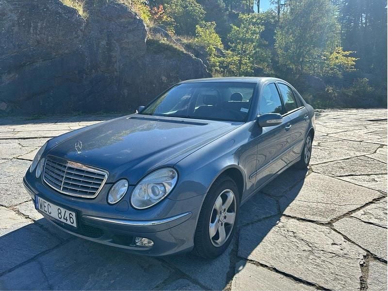 Blå Begagnad 2005 Mercedes E200 Sedan | 89 500 kr (Lite dyr) - Bild 1/4