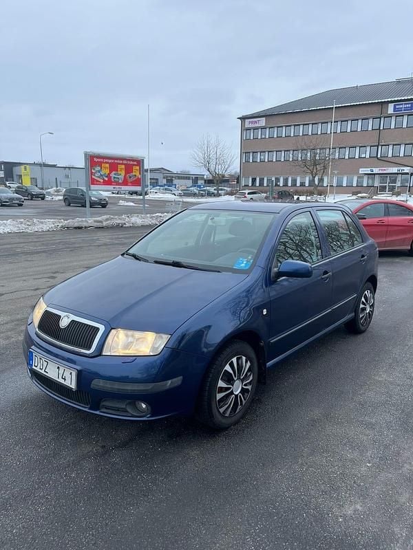 Begagnad Skoda Fabia 64 HK (47 kW) 2007 Mörkblå