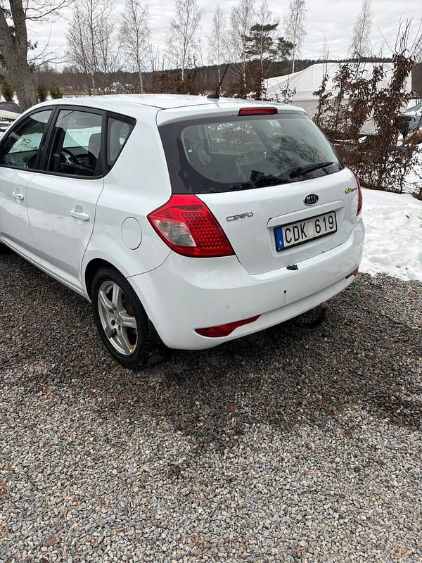 Begagnad 2010 Kia Ceed Halvkombi | 24 000 kr (Superpris) - Bild 1/4