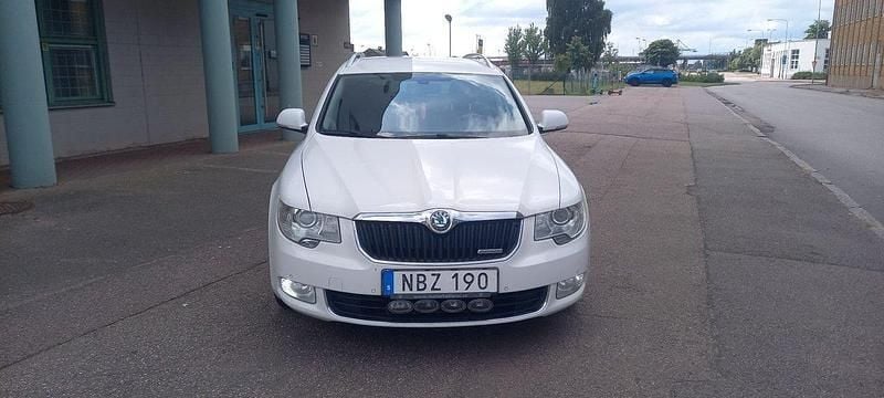 Vit Begagnad 2013 Skoda Superb Elegance Kombi | 64 900 kr (Marknadspris) - Bild 1/4