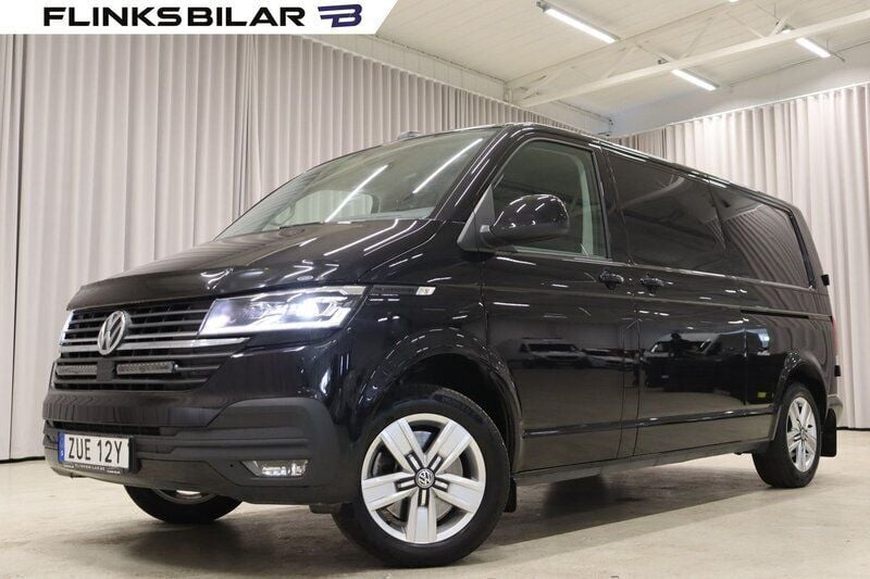 Svart (deep black pärleffekt) Begagnad 2022 VW T6.1 Van | 454 900 kr (Bra pris) - Bild 1/4