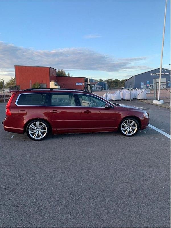 Röd Begagnad 2011 Volvo V70 Momentum Kombi | 69 000 kr (Marknadspris) - Bild 1/4