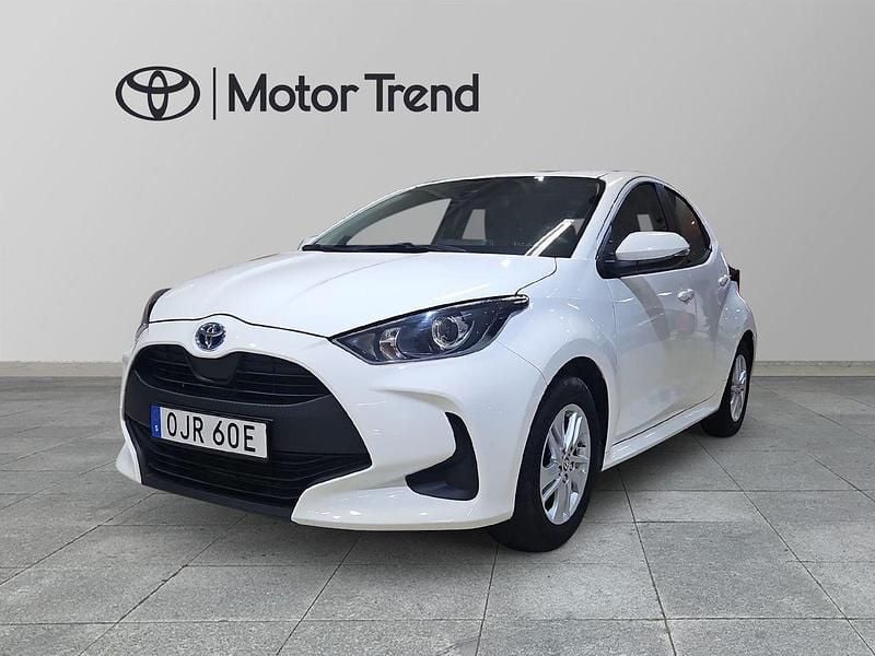 Vit Begagnad 2022 Toyota Yaris Hybrid Active Halvkombi | 199 900 kr (Marknadspris) - Bild 1/4
