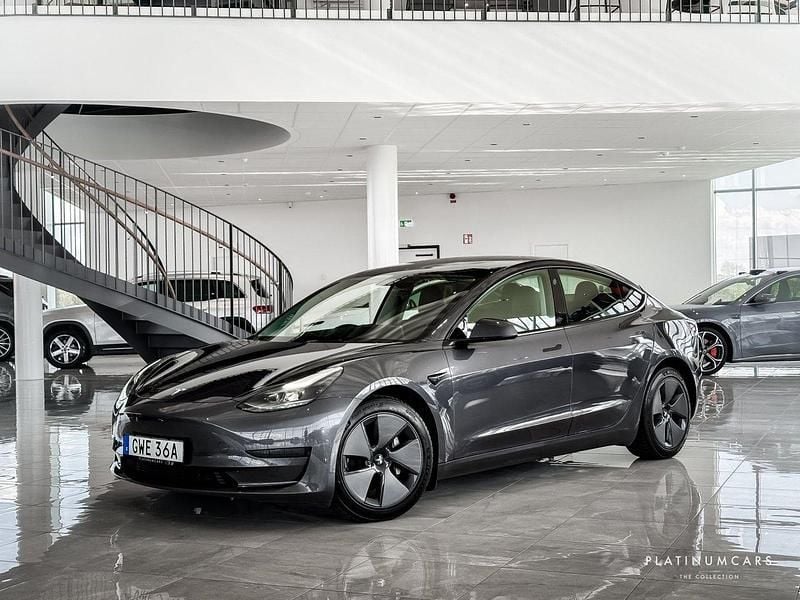 Grå Begagnad 2022 Tesla Model 3 Standard Range Sedan | 299 000 kr (Marknadspris) - Bild 1/4