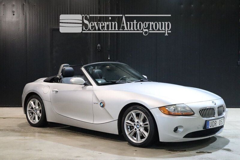 Ljusgrå Begagnad 2003 BMW Z4 M Sport Cab | 199 000 kr (Marknadspris) - Bild 1/4