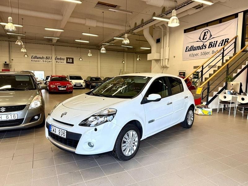 Vit Begagnad 2011 Renault Clio R.S. Halvkombi | 47 800 kr (Marknadspris) - Bild 1/4