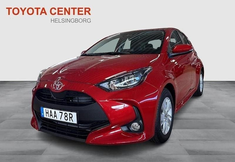 Röd Ny 2025 Toyota Yaris Hybrid Active Halvkombi | 266 800 kr (Bra pris) - Bild 1/4