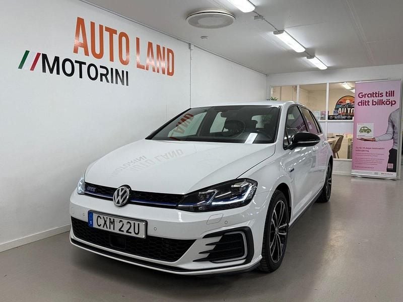 Vit Begagnad 2020 VW Golf VII GTE Halvkombi | 219 900 kr (Marknadspris) - Bild 1/4