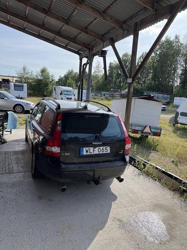 Svart Begagnad 2005 Volvo V50 Kinetic Kombi | 15 000 kr (Lite dyr) - Bild 1/3