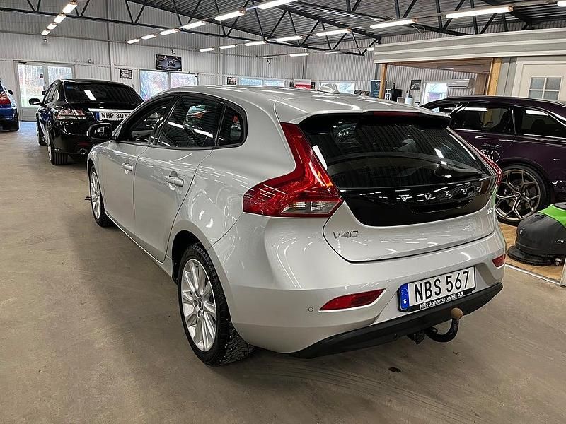 Begagnad Volvo V40 116 HK (85 kW) 2012 Ljusgrå Halvkombi