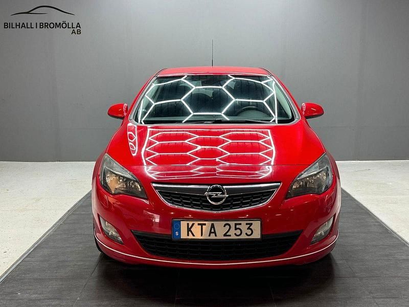 Röd Begagnad 2010 Opel Astra Enjoy Halvkombi | 59 900 kr (Marknadspris) - Bild 1/4