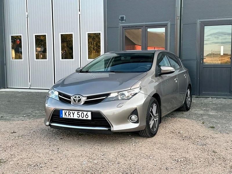 Brun Begagnad 2015 Toyota Auris Multidrive S Halvkombi | 135 000 kr (Marknadspris) - Bild 1/4