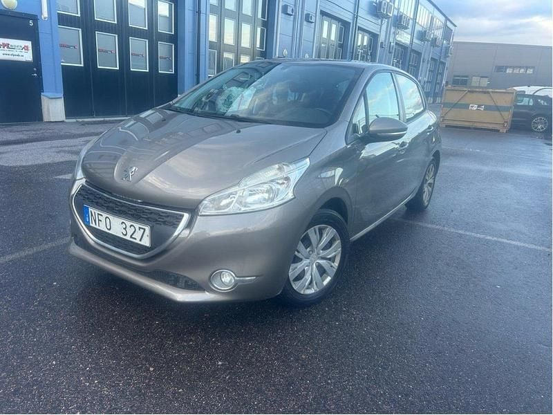 Grå Begagnad 2012 Peugeot 208 Halvkombi | 44 000 kr (Marknadspris) - Bild 1/4