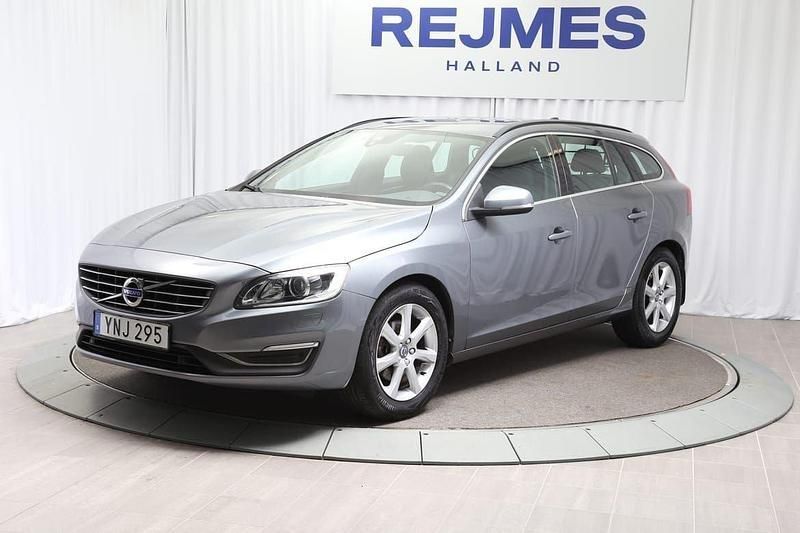 Grå Begagnad 2018 Volvo V60 Momentum Kombi | 209 500 kr (Marknadspris) - Bild 1/4
