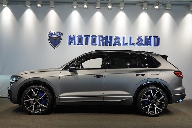 Grå Begagnad 2025 VW Touareg R SUV | 929 000 kr (Dyr) - Bild 1/4