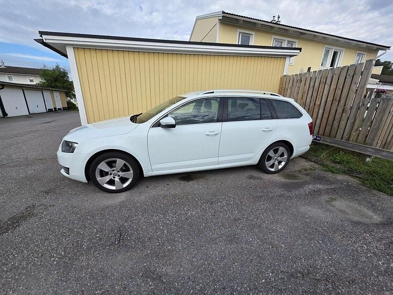 Vit Begagnad 2016 Skoda Octavia Kombi | 129 000 kr (Lite dyr) - Bild 1/4