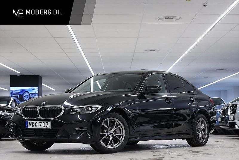 Svart Begagnad 2020 BMW 330e Sport Line Sedan | 299 900 kr (Bra pris) - Bild 1/2