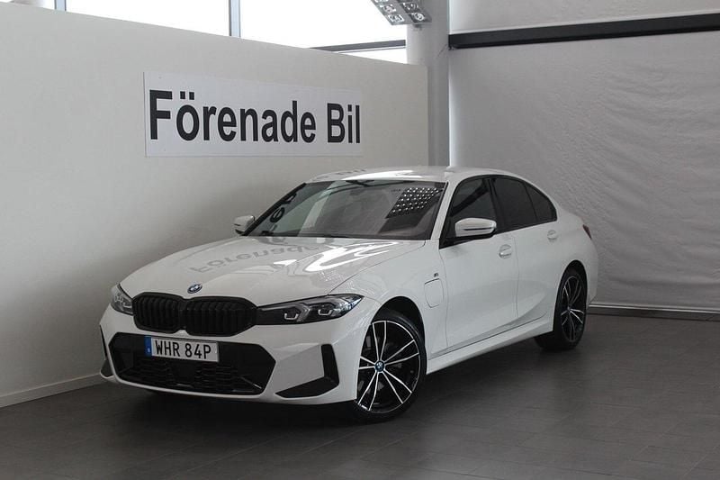 Vit Begagnad 2023 BMW 330e M Sport Sedan | 499 000 kr (Marknadspris) - Bild 1/4
