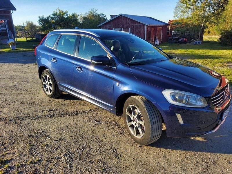 Blå Begagnad 2015 Volvo XC60 Ocean Race SUV | 125 000 kr (Marknadspris) - Bild 1/4