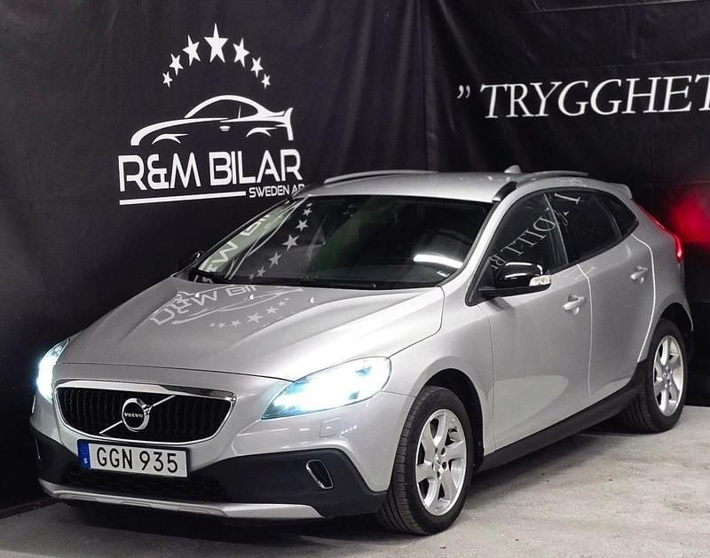 Silver Begagnad 2018 Volvo V40 CC Kombi | 164 800 kr (Marknadspris) - Bild 1/4
