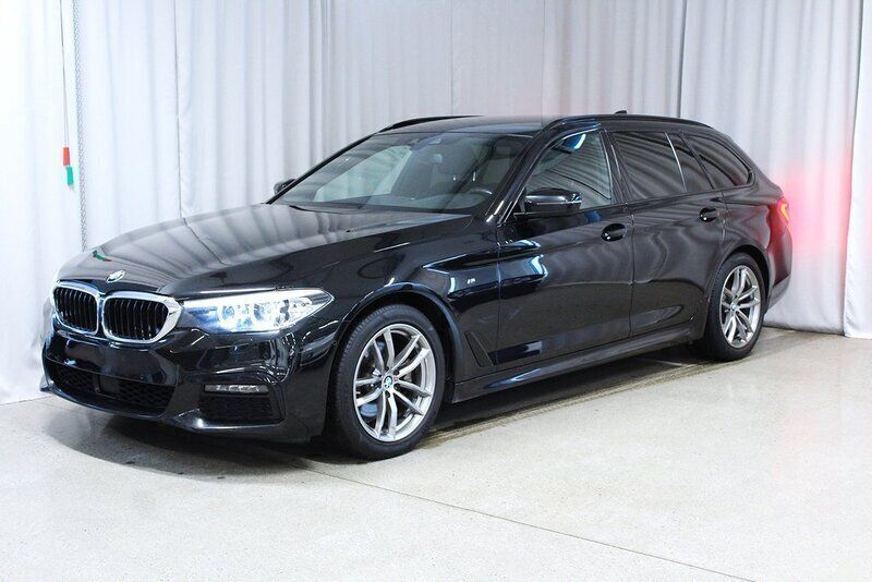 Svart Begagnad 2019 BMW 520 M Sport Kombi | 344 900 kr (Lite dyr) - Bild 1/4