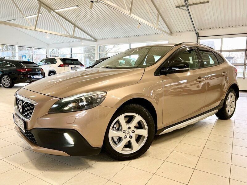 Brun (brunmetallick) Begagnad 2014 Volvo V40 CC Momentum Kombi | 99 900 kr (Marknadspris) - Bild 1/4