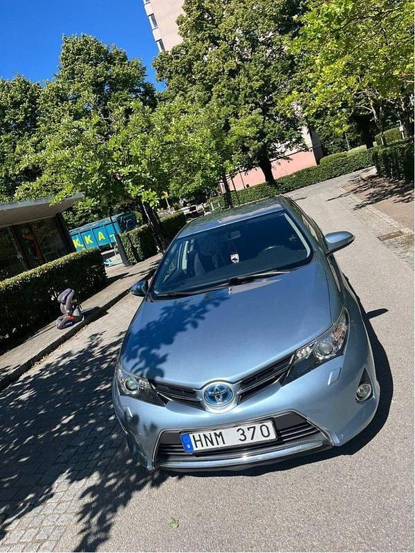 Blå Begagnad 2013 Toyota Auris Hybrid Active Halvkombi | 124 500 kr (Marknadspris) - Bild 1/4